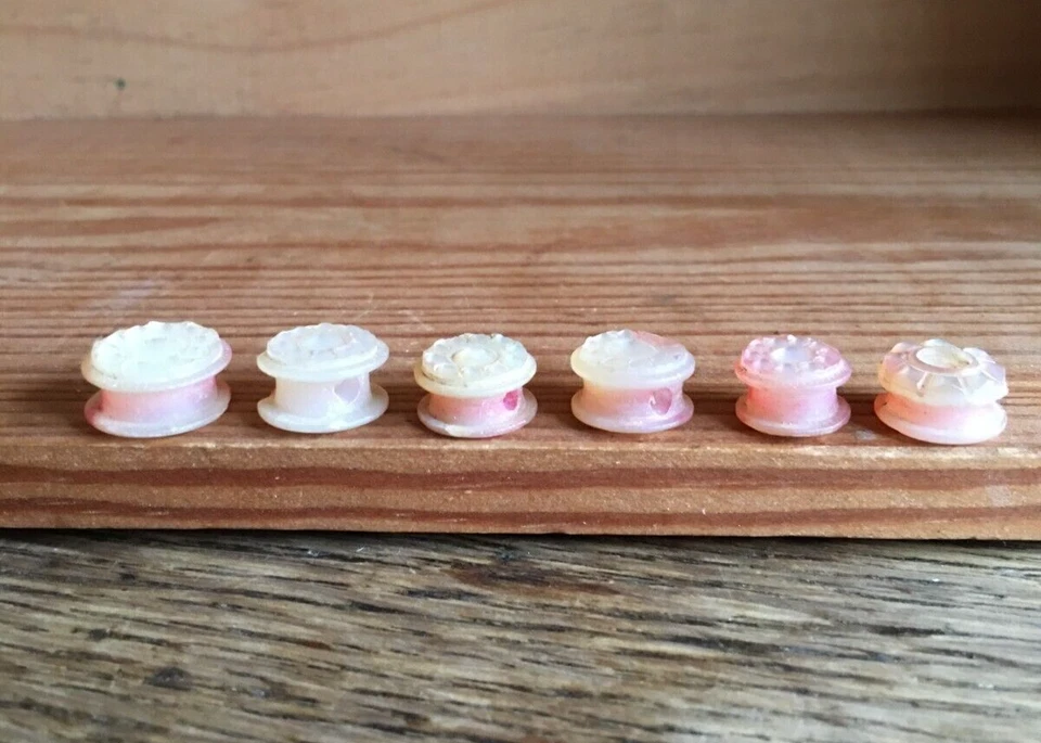Superbe : 6 boutons sculptés en nacre rose. Très ancien, peut-être XVIIIe ? - Photo 2/4