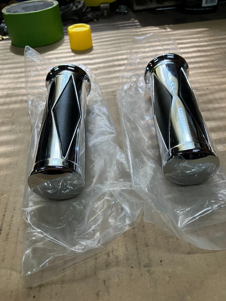 Harley Cabezal de Pala, Ironhead Chopper Cromo y Empuñaduras Diamante Negro 1 Pulgada Foto 4 de 4