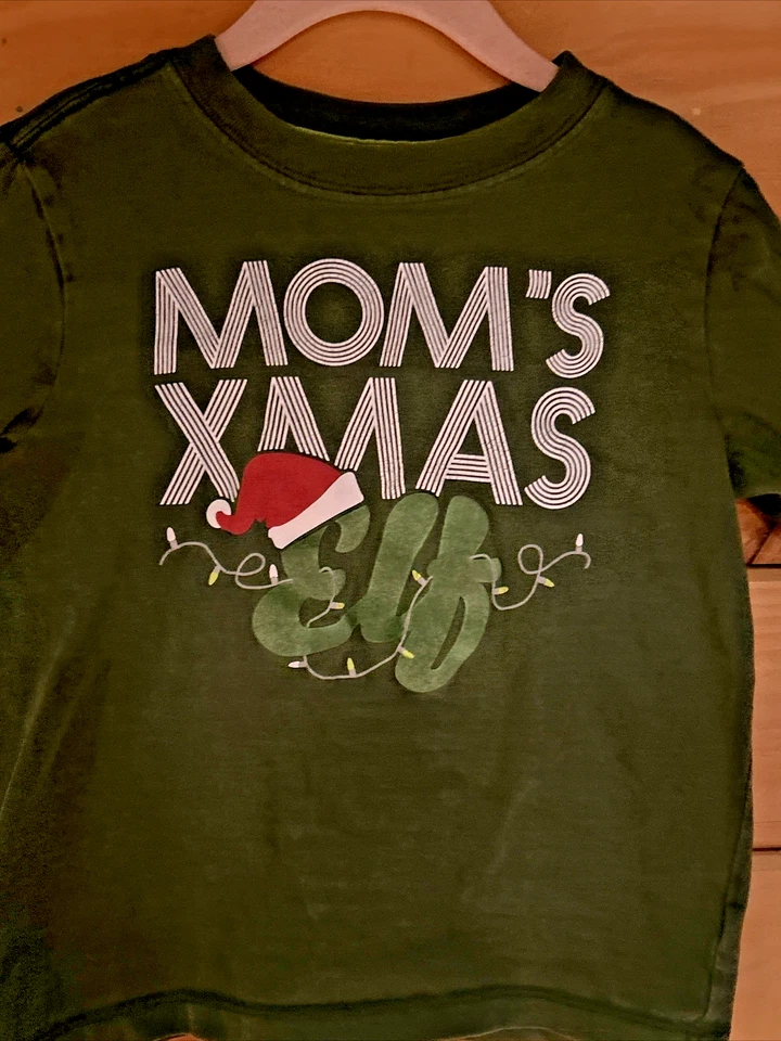 Camiseta manga larga Old Navy para niños mamá elfo de Navidad talla 5 Foto 2 de 4