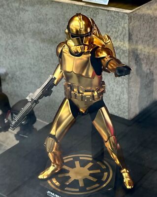 Hot Toys MMS735 Star Wars Clone Trooper Gold Chrome Version Action