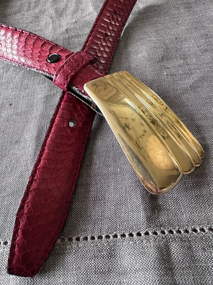 Cinturón Kathy Young de colección firmado hebilla de latón macizo arte abstracto piel de serpiente roja M Foto 2 de 4