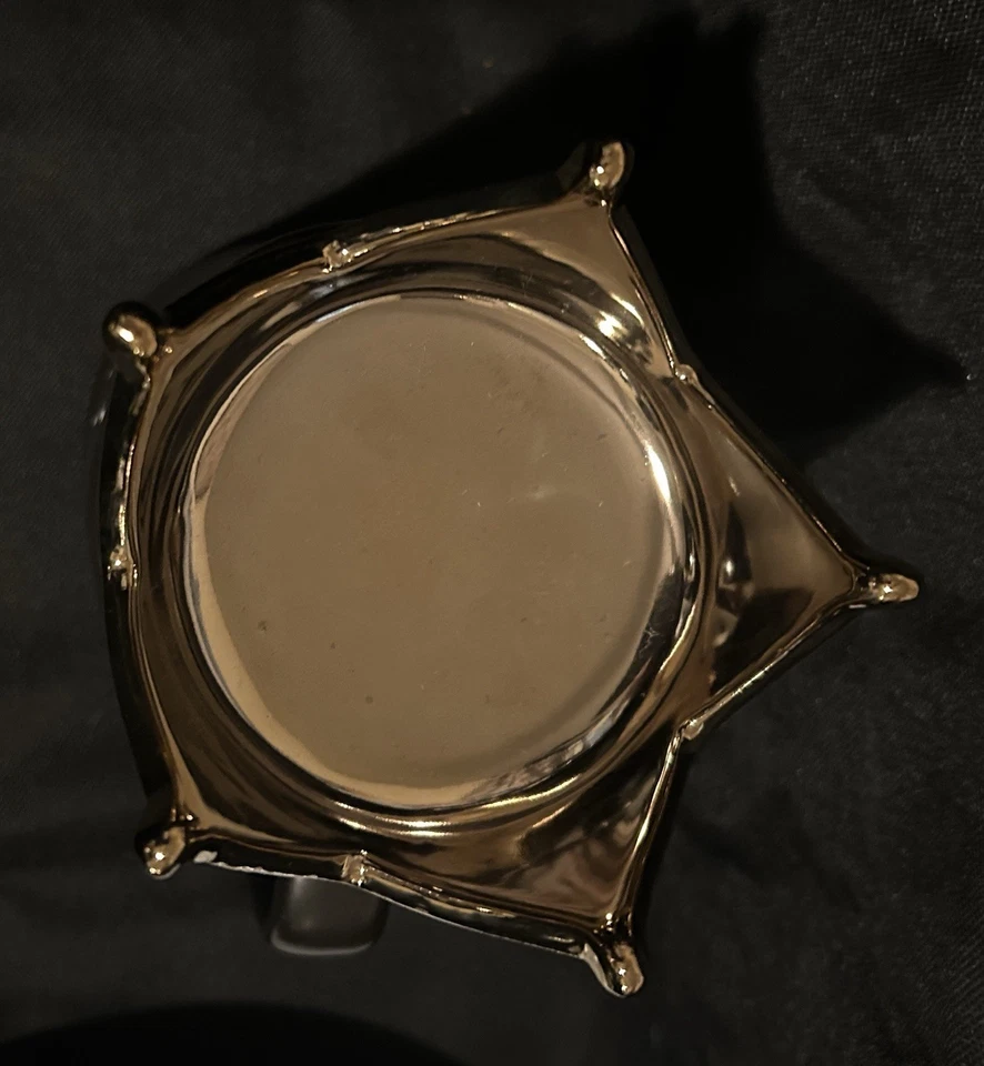 Taza Joseph A King If The Shoe Fits 16 oz con tapa corona dorada cerámica negra blanca Foto 4 de 4