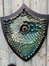 Große 3D Plakette Schild grün DRACHENAUGE 33x27cm Schuppen Hörner Fantasy (Q9)