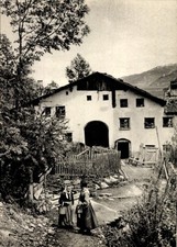 Ak Meran Merano Südtirol, Zwei Frauen in Tracht, Bauernhof, Bäume,... - 4907531