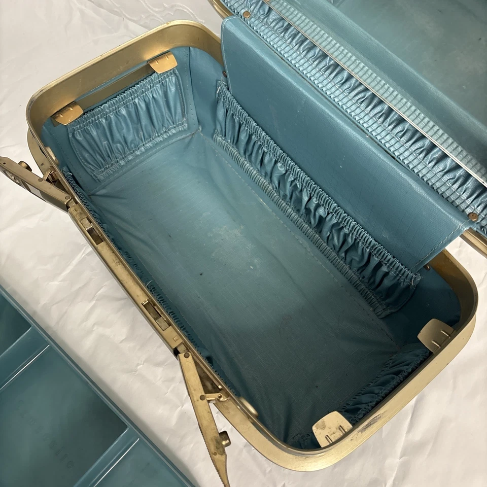 Vintage Samsonite Silhouette Blue Train Case with Tray Insert and Mirror - Image 4 of 4