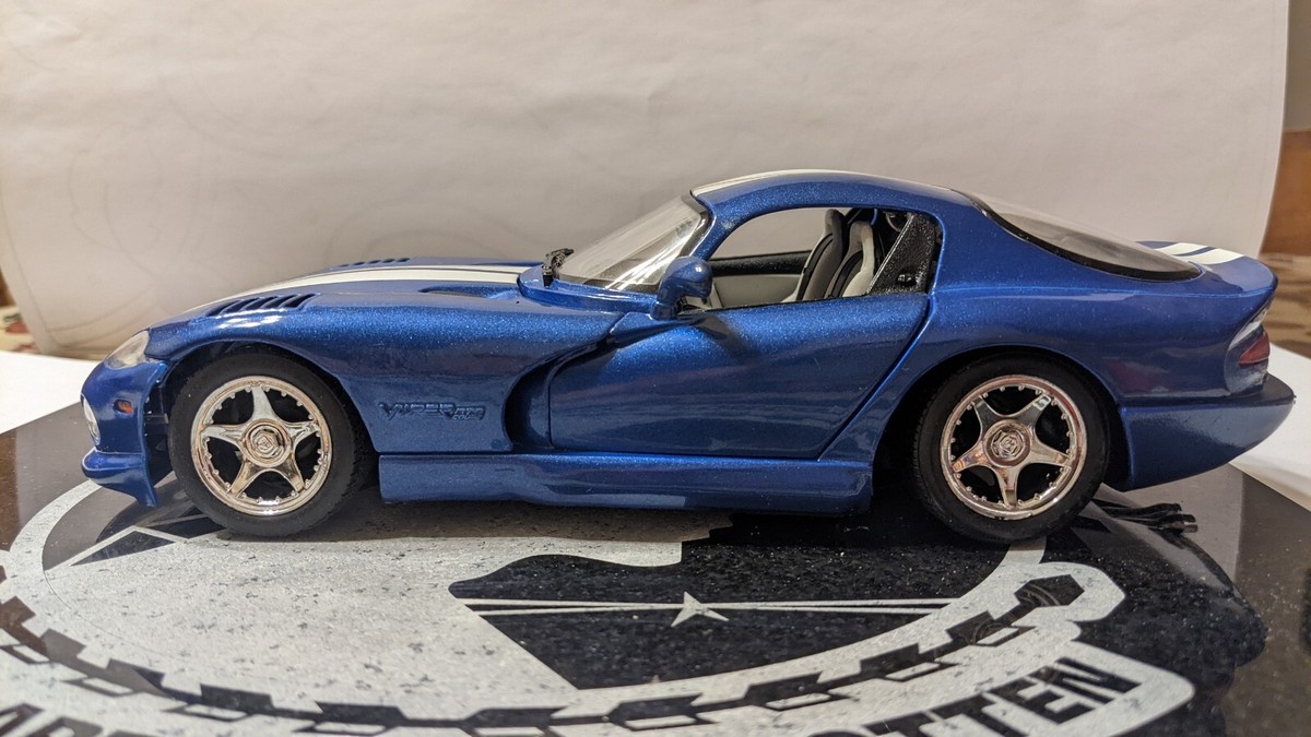 Maisto 96 Dodge Viper GTS Coupe 1/18 Special Edition Blue & White