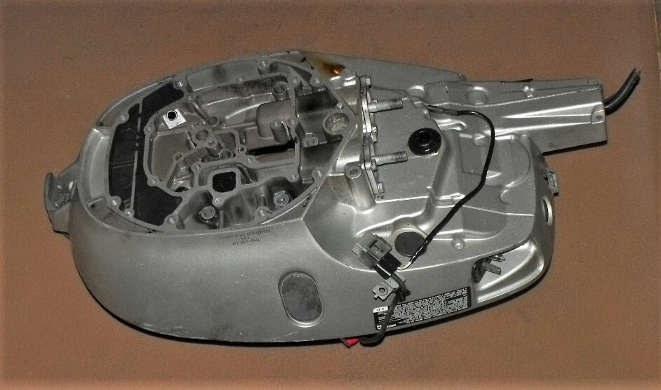 Caja inferior del motor Honda 25 HP 4 tiempos ASSY PN 40101-ZW2-425ZA compatible con 2004-2007+ Foto 2 de 4