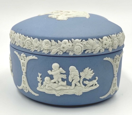 WEDGWOOD BLUE PENTEFOIL BEAN SHAPE JASPERWARE TRINKET BOX - Picture 7 of 12