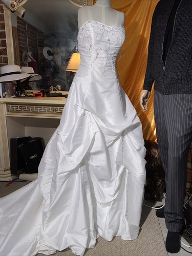 90%off New Royal Wedding dress Size 14 