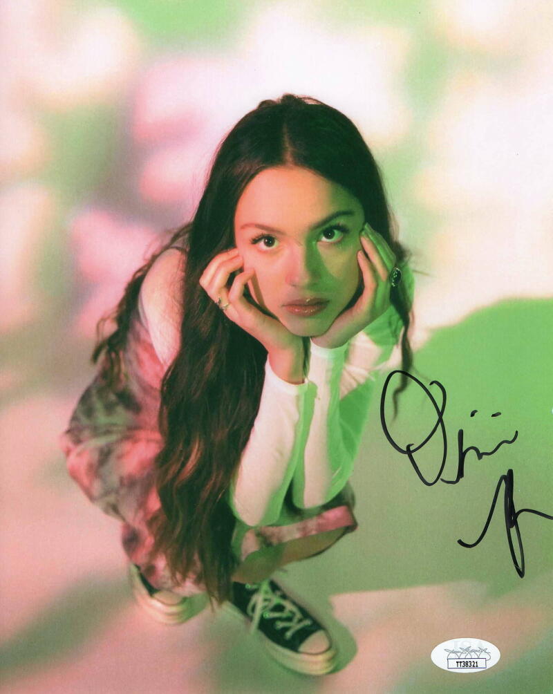 OLIVIA RODRIGO SIGNED AUTOGRAPH 8x10 PHOTO - SOUR DRIVER'S LICENSE