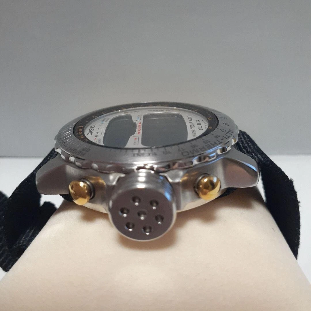 Casio Pro Trek Alt-7000 Vintage Watch .