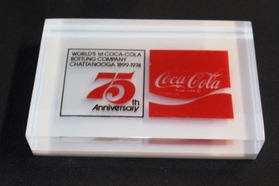 Coca-Cola Acryl Briefbeschwerer 1974 USA paperweight 75th Anniversary Chatta #15
