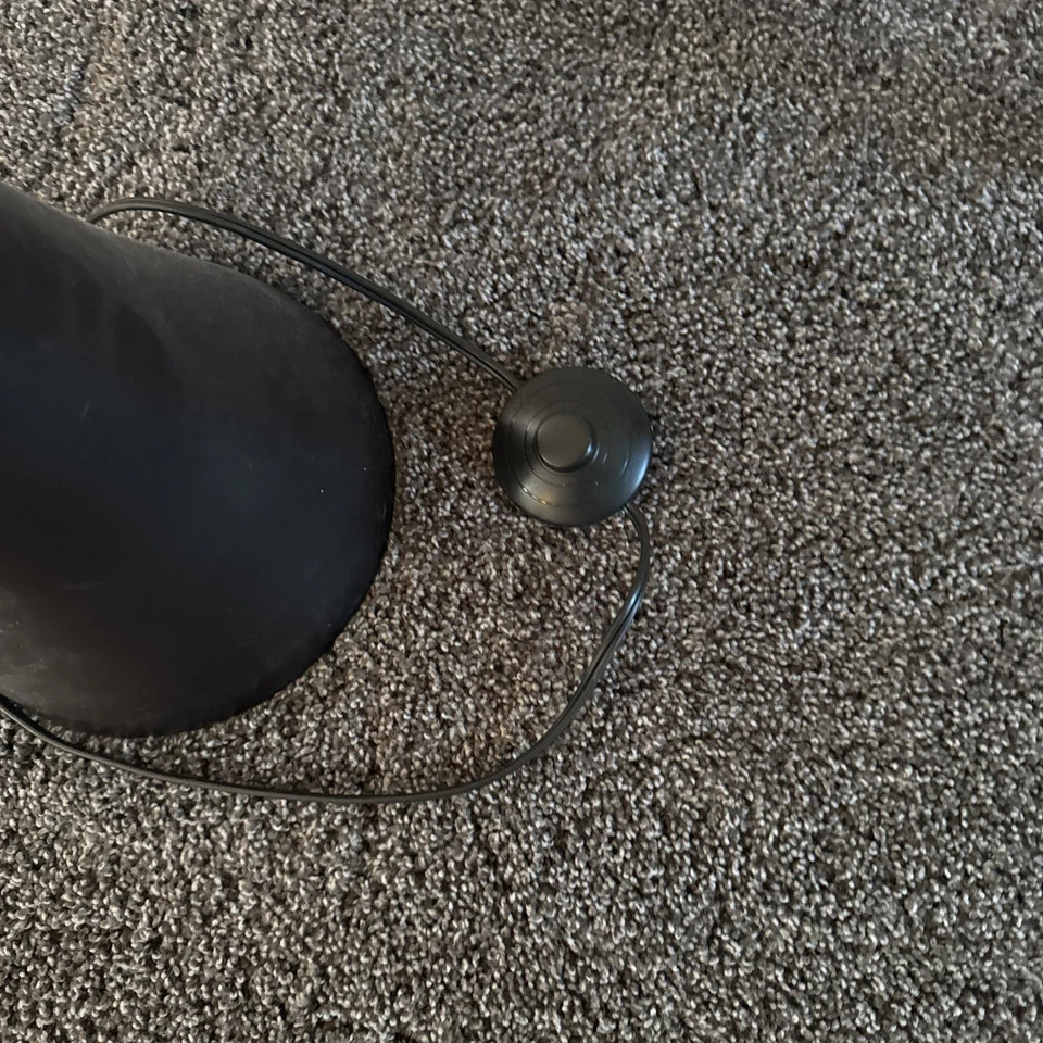 Lámpara de pie de metal Pottery Barn con botón de apagado/encendido del pie Foto 2 de 4