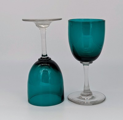 Ein schönes Set aus zwei spätviktorianischen kleinen Portweingläsern Bristol grün & klar.
