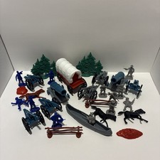 Plastic Civil War Toy Soldiers Horses Canons Tree Fence Lot of 31 pieces