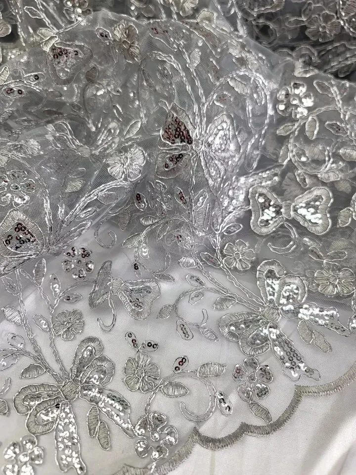 Tela de encaje bordada con lentejuelas plateadas y mariposas - Se vende por yarda Foto 4 de 4