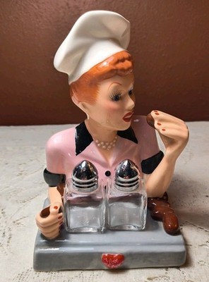 Vtg 1996 I Love Lucy Chocolate Factory Vandor S/P Shaker Holder Stand W/Shakers