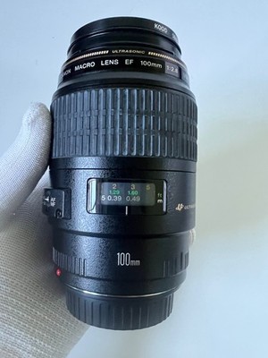 Canon EF 100mm f/2.8 Macro USM Objektiv mit Schutzkappen / Filter