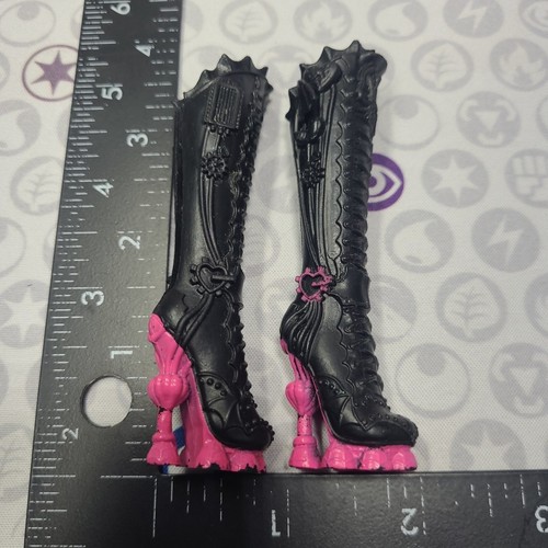 2014 Monster High Freaky Fusion Dracubecca Boots Black and Pink REPLACEMENT PAIR - Picture 1 of 6