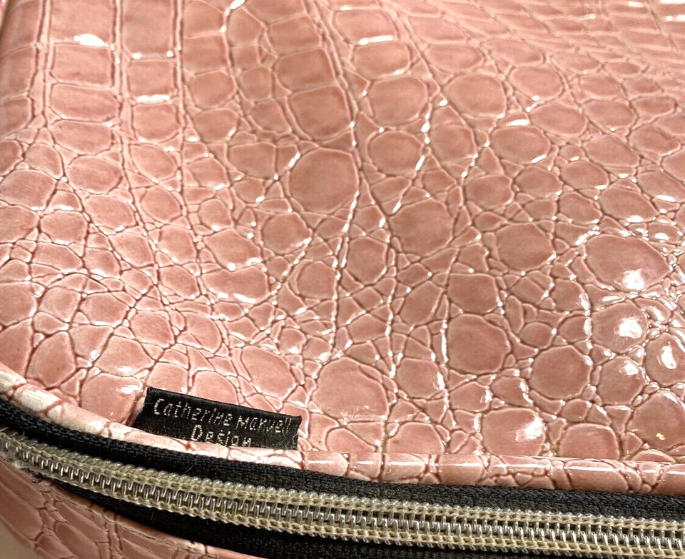 Maletín organizador de viaje para computadora portátil Catherine Manuell en relieve rosa Foto 3 de 4