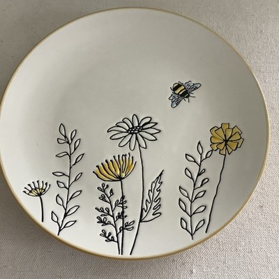 Spectrum Designz 2023 Embossed Daisy & Flowers Bumble Bee Salad Plate 8 3/8 in