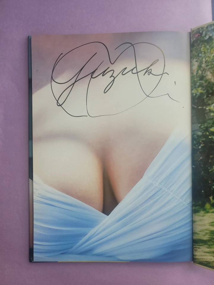 Libro de colección de fotos firmado a mano Yuzuki Aikawa estrellato de lucha libre profesional para mujeres Foto 2 de 3