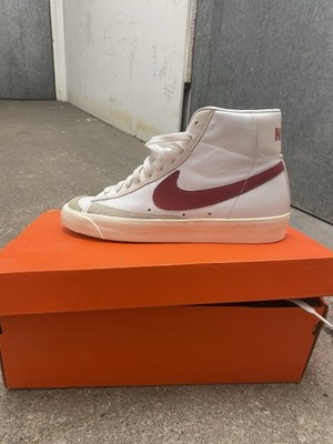 Nike Blazer Mid 77 Herren Größe 42,5  mit roten Akzenten