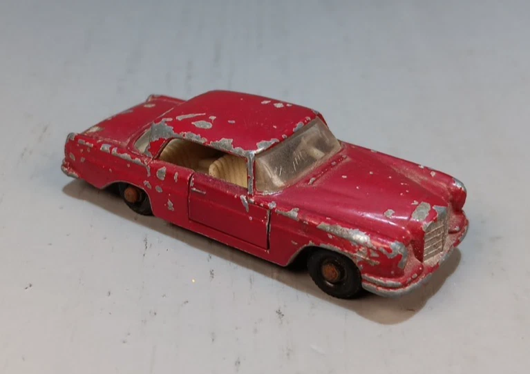 Vintage 1963 Lesney Mercedes Benz 220 SE #53 Red White Int England - Image 2 of 4