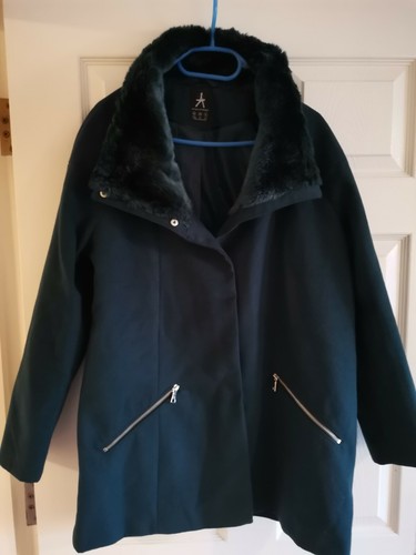 Dark green coat size 12 New without 