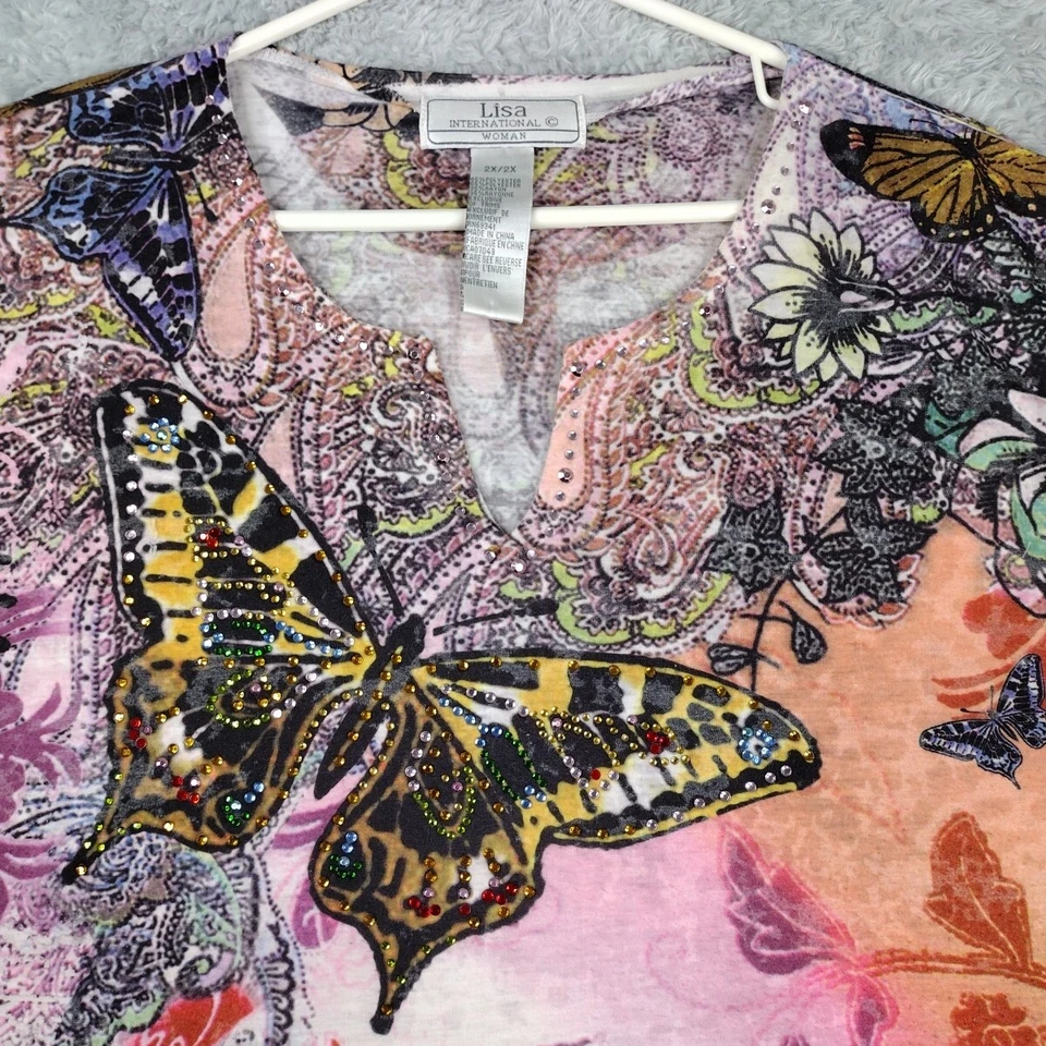 Top Lisa International Para Mujer 2X Embellecido Boho Coloridas Mariposas Flores Foto 4 de 4