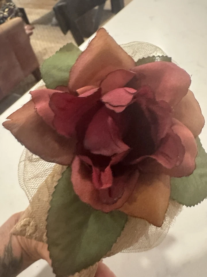 Diadema Rosa Tela Romántica De Colección Acanalada Satén con Flor Borgoña Años 80 Foto 4 de 4