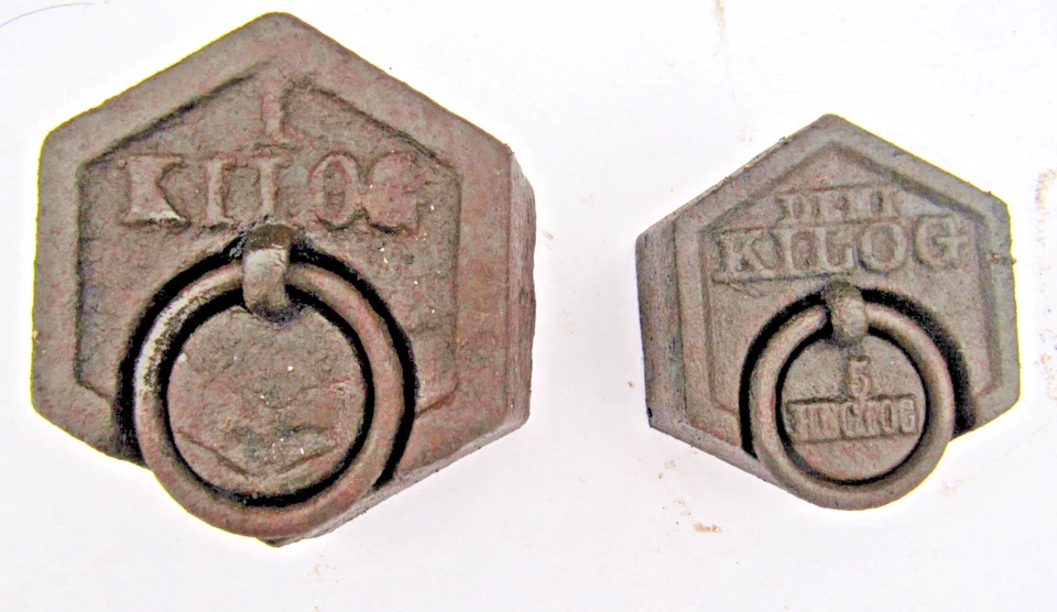 2 ANCIENS POIDS HEXAGONAUX EN FONTE 1 kg et 0.5 kg BALANCE - Photo 2/3