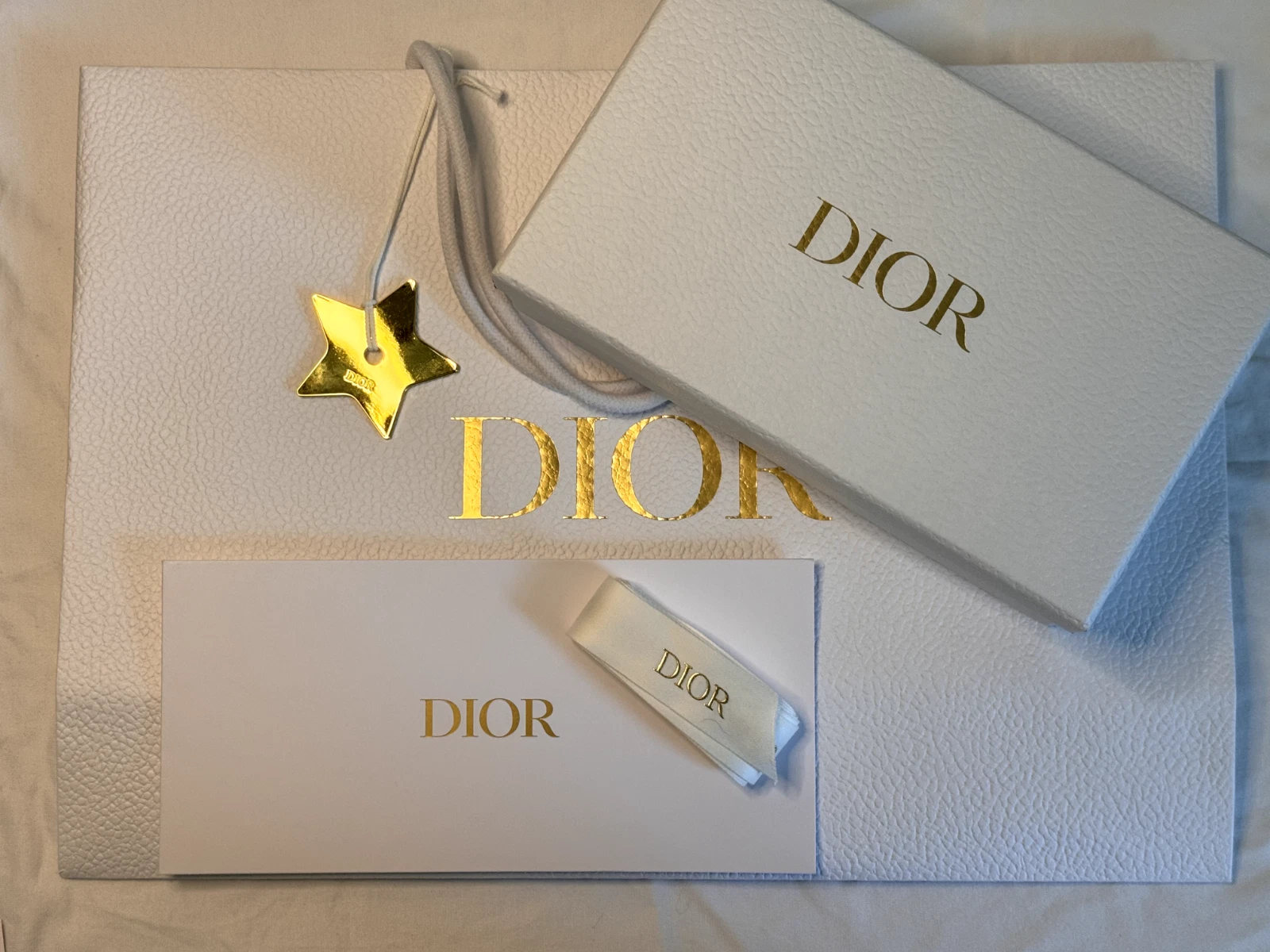 GRAND SAC CADEAU CLASSIQUE DIOR BLANC, BOITE, PORTE REÇU, RUBAN ET ÉTOILE
