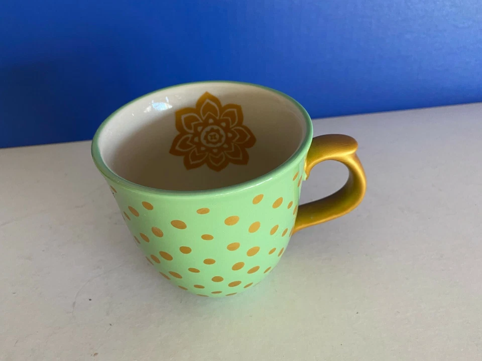 Taza de gres flor de loto lunares verdes y dorados The Pioneer para mujer Foto 2 de 4