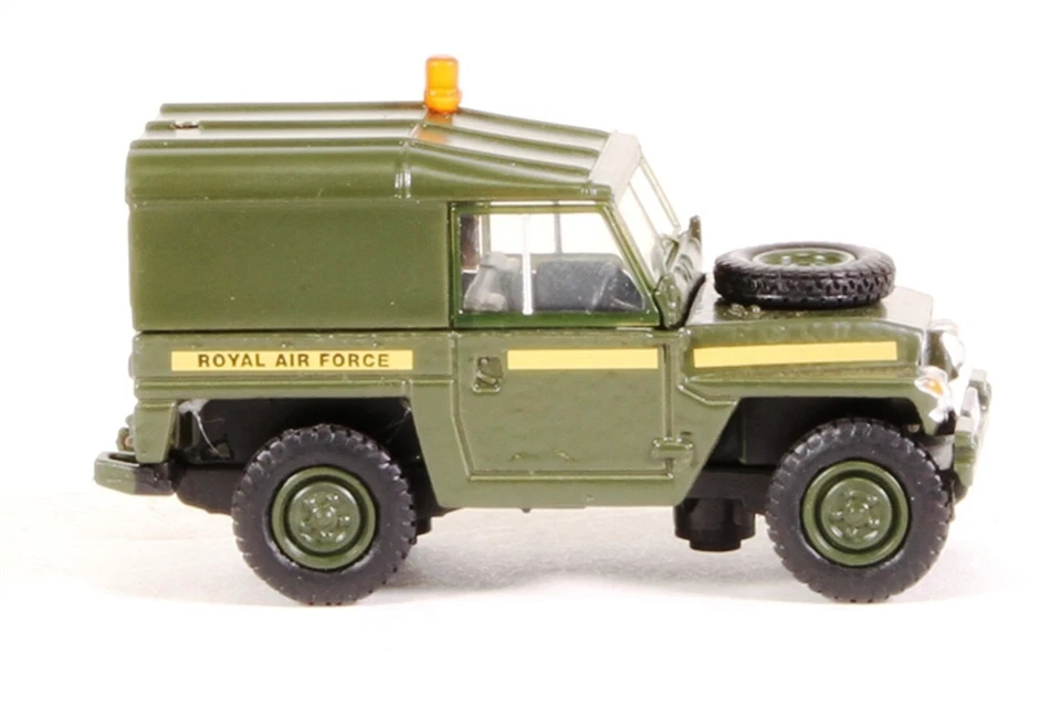 Oxford Military 1/76 RAF 5-Piece Centenary Spitfire Bedford Land Rover 76SET58 - Image 3 of 4