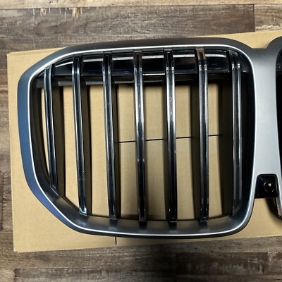 BMW 2023+ G07 LCI X7 OEM Front Grille Silver & Black 51139854140