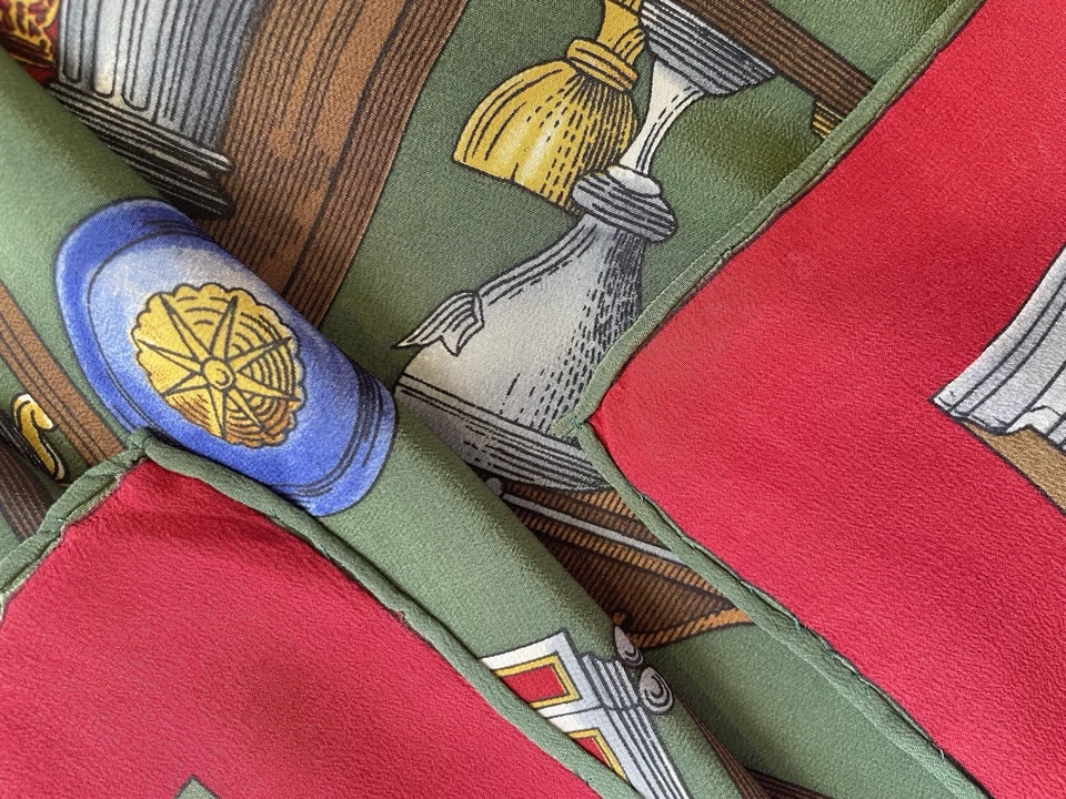 Y5# Christian Dior Vintage Bufanda de Seda Verde Rojo Tema Museo Borde Enrollado a Mano Foto 4 de 4