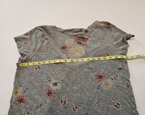 Torrid Damen Blumen Tasche T-Shirt Baumwolle Grau V-Ausschnitt Kurzarm - Gr. 00 - Bild 5 von 5
