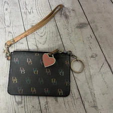 Dooney & Bourke Handbag Key Caddy Wristlet Heart Coin Purse Black Leather Coated
