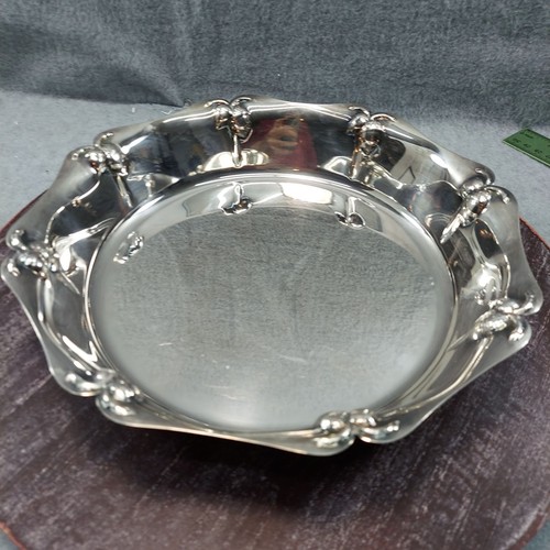 Oneida Silver-Plated Serving Bowl With Ornate Edges & Reflective Finish - Picture 2 of 8