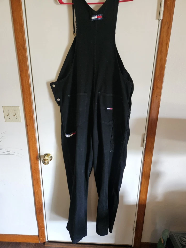 Mono de mezclilla Tommy Hilfiger negro vintage baberos grandes  Foto 2 de 4