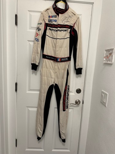 ROMAIN DUMAS, FIRMADO, 2009 PORSCHE MOTORSPORTS RACE USADO/USADO, TRAJE DE PILOTO, SOMBRERO