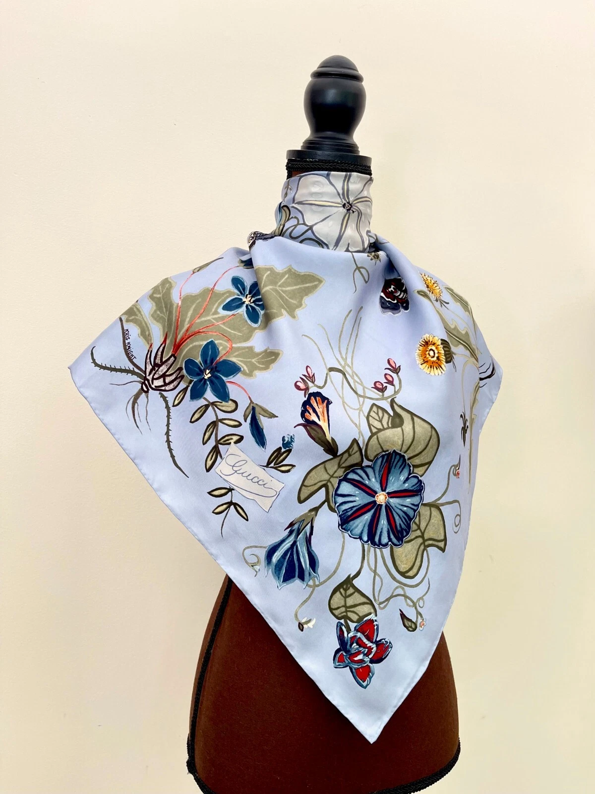 Présentoir # 3 écharpe unisexe Gucci logo Kris chevalier floral bleu multicolore soie wrap