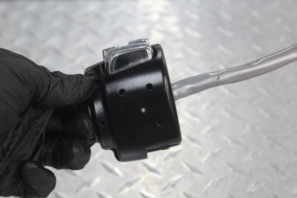 Harley-Davidson V-Rod VRSCA 2002 clip izquierdo en mango bocina señales barra interruptor Foto 4 de 4