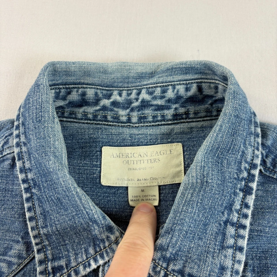 Camisa de mezclilla American Eagle para hombre mediana azul Jean perla bolsillos a presión Foto 4 de 4