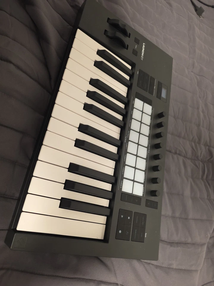 Novation Launchkey 25 MK4 | Portable DAW Controller | Supports a Sustain Pedal - Image 2 of 4