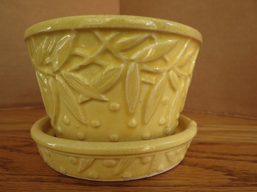 Vintage McCoy Pottery Dots and Leaves Planter & Tray Yellow - Picture 3 of 12