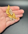 Vtg Gold Tone Set Textured Leaves Imitation Pearls Pin Brooch /Clip Earrings — photo 8