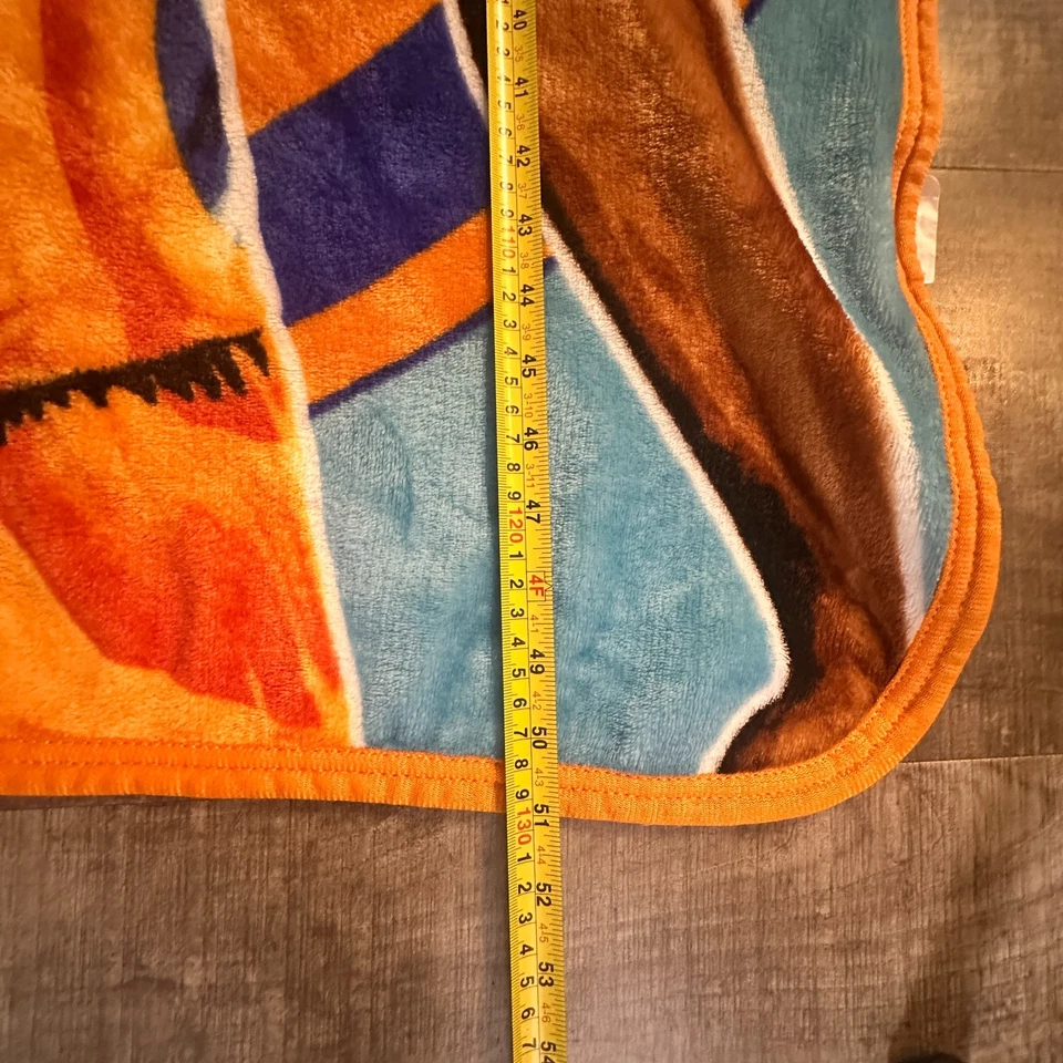 Manta polar de baloncesto multicolor Space Jam Tune Squad Lebron James Foto 2 de 4