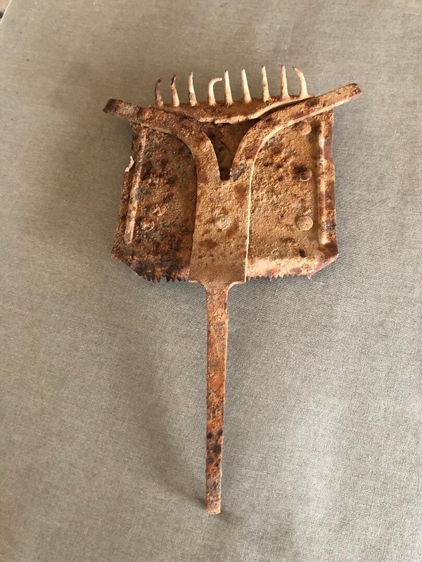 ANTIQUE HORSE CURRY COMB, RUSTY, AGE ????
